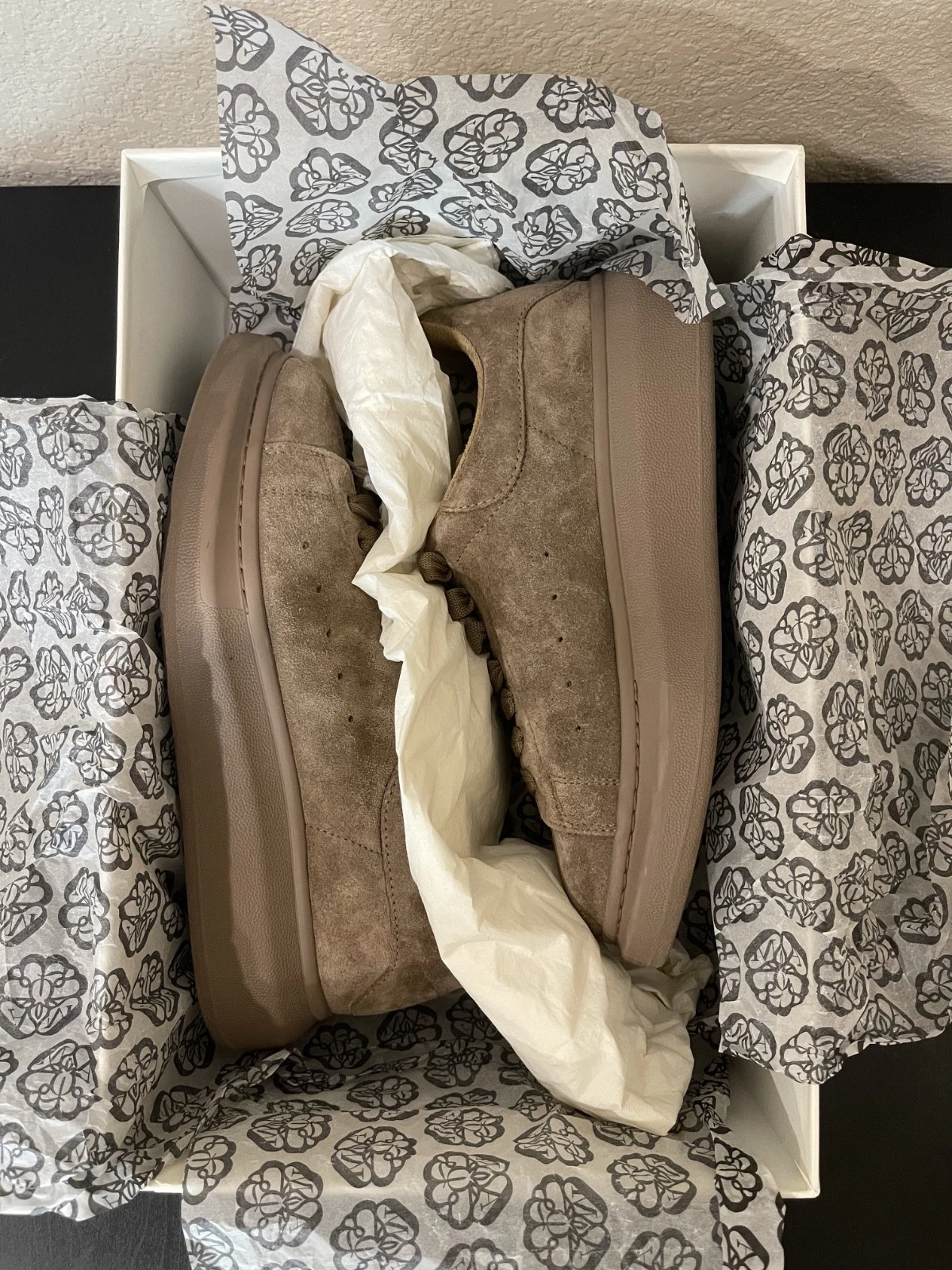 Alexander McQueen — Alexander McQueen Oversized Sneaker Beige Suede Men's Athletic 688520 SZ 41 US 8