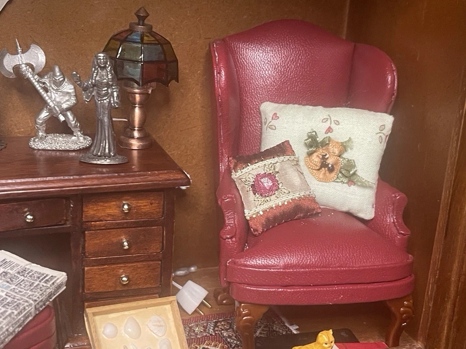 1:12 Scale Room box Library Study Townsquare Miniature Leather Wood Artisan - Image 4 of 4