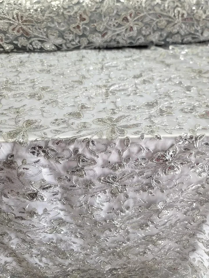 Tela de encaje bordada con lentejuelas plateadas y mariposas - Se vende por yarda Foto 2 de 4