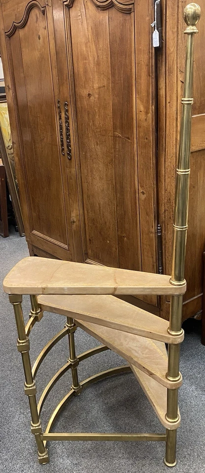 Soporte de exhibición vintage de latón y cuero en relieve de bambú sintético MCM Library Steps Foto 4 de 4