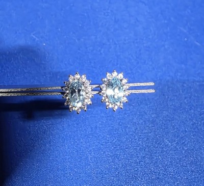 Neu 925 Sterlingsilber echte ovale geschliffene natürliche Blautopas CZ Ohrstecker Heiligenschein