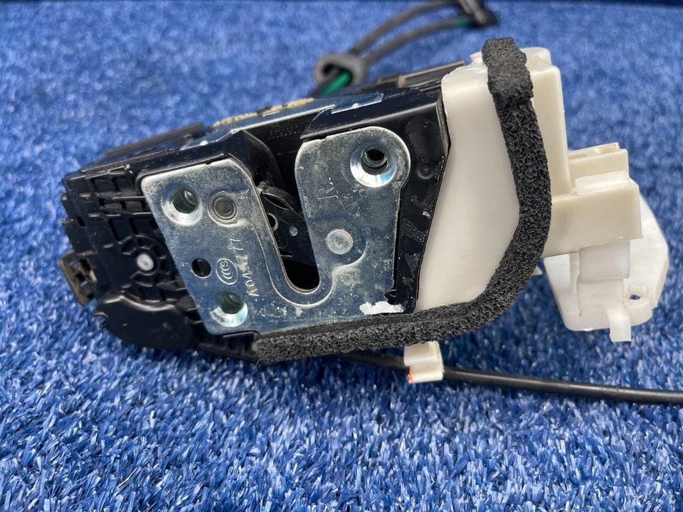 Оригинальная защелка в сборе для передней правой двери KIA Sorento 2011–2015 годов выпуска 81320-2P020 - Изображение 2 из 4