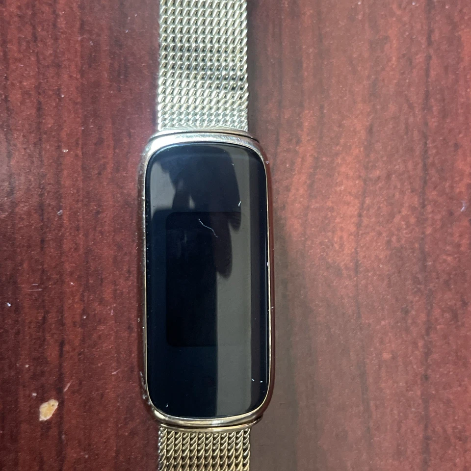 Fitbit Luxe Smart Band Fitness and Wellness Tracker, dorado con banda dorada. Foto 3 de 4