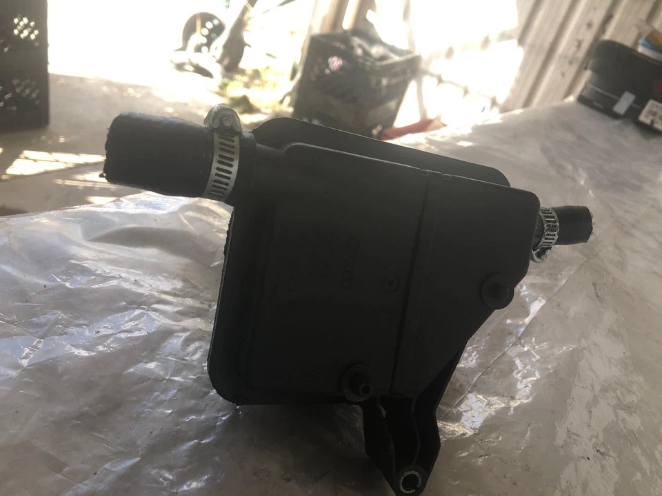 2002 VOLKSWAGEN GOLF GTI Power Steering Pump Oil Reservoir Tank ZSB1J0422371B - Image 2 of 4