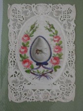 Image pieuse canivet dentelle poule sortant de l'oeuf. roses , sur soie