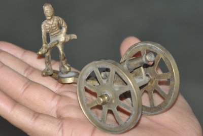 Alt Messing Handgefertigter Cannon / Gewehr Spielzeug Mit Soldat, Rich Patina