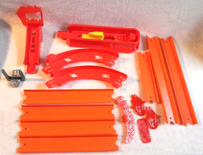 Hot Wheels Track Builder Flame Stunt Pack HMC04 Incomplete  Carrying Case