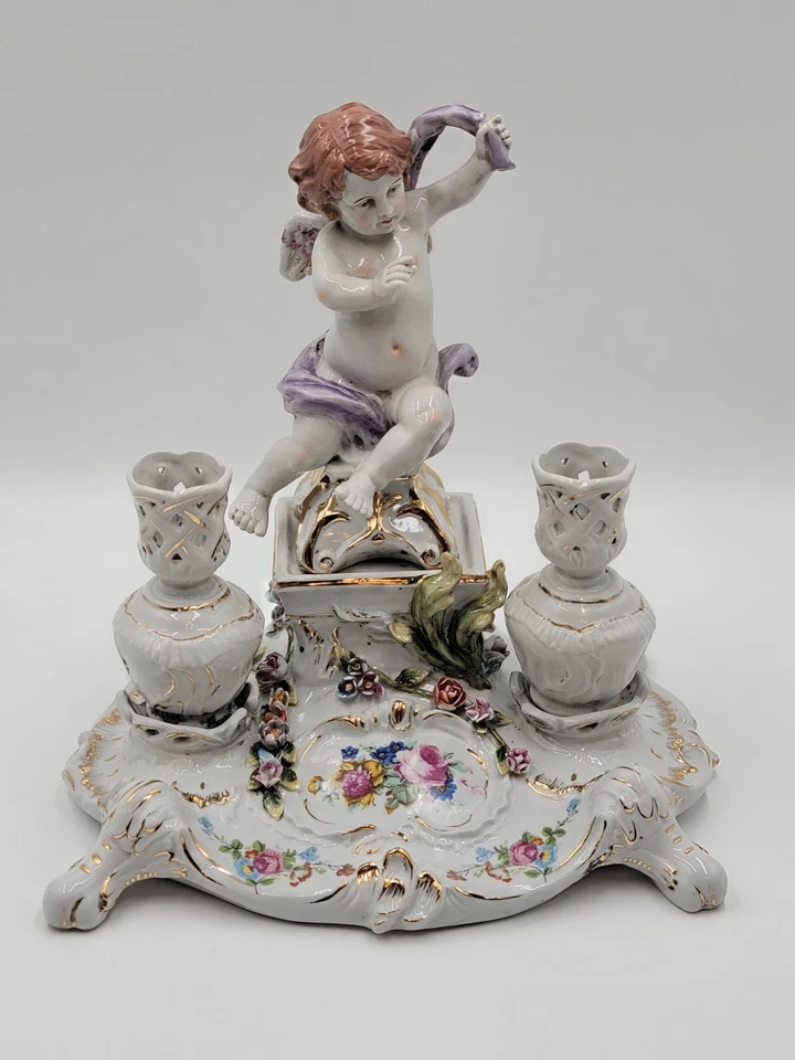 Candelabro antiguo raro del siglo XIX de porcelana con querubín y flores. Estampado.  Foto 3 de 4