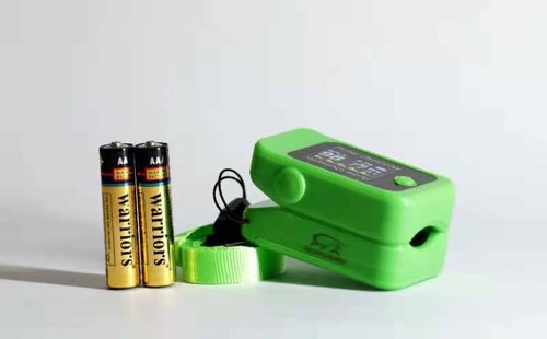 IguanaMed Pulse Oximeter Fingertip Blood Oxygen SpO2 Monitor - Picture 3 of 6