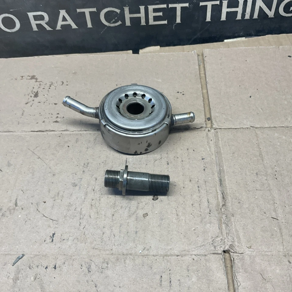 03-06 Infiniti G35 Nissan 350z VQ35DE Conjunto de carcasa de enfriador de aceite 21305-AM601 Foto 3 de 4