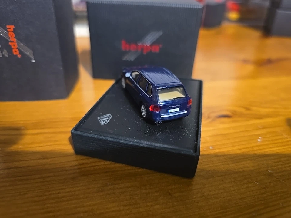 Herpa H0 101639 Porsche Cayenne Turbo Brillant Serie 1/87 - Immagine 2 di 4