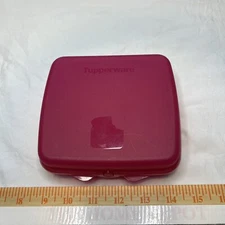 TUPPERWARE Sandwich Keeper Fuchsia/Pink Square Locking Container 8203A-1