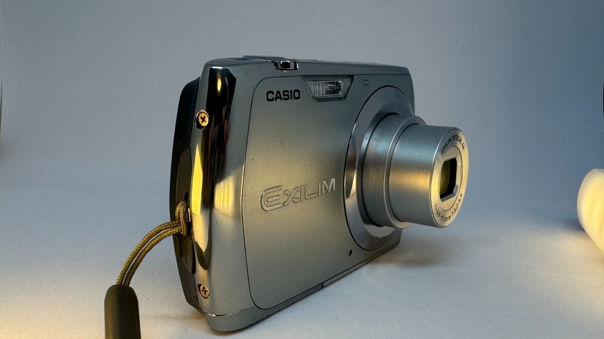 Casio EXILIM EX-Z370 compact digital camera silver English Casio EXILIM EX-Z370 compact digital camera silver English