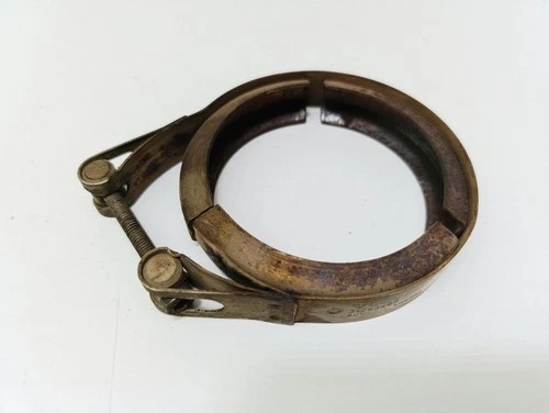 Muffler pipe connector clamp