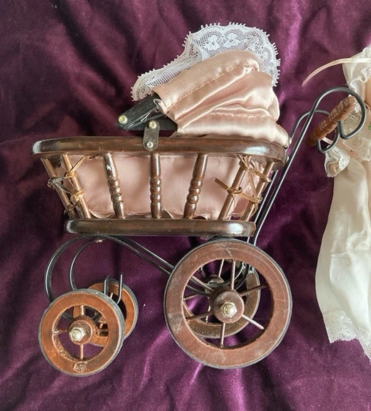 Ancienne Poupée En Porcelaine Et Son Landau - Photo 2/4