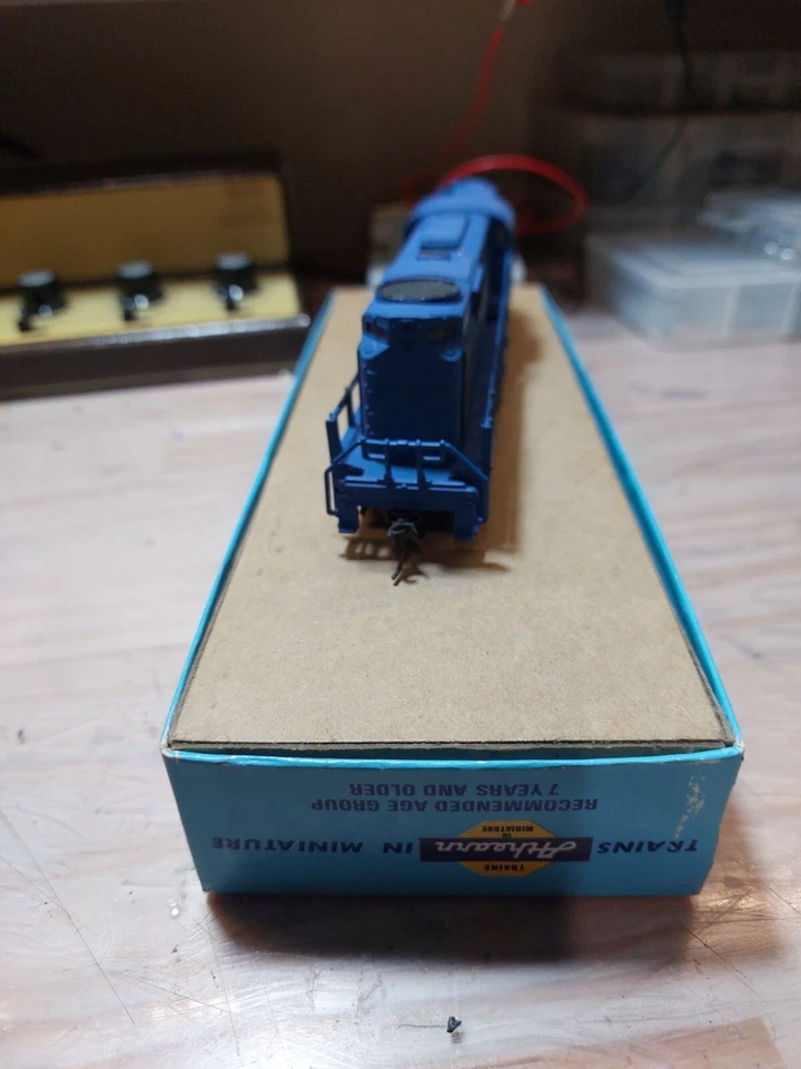 Model Power HO Scale Diesel Locomotive Train Alco RS-11 Conrail #8416 - Used - Image 4 of 4