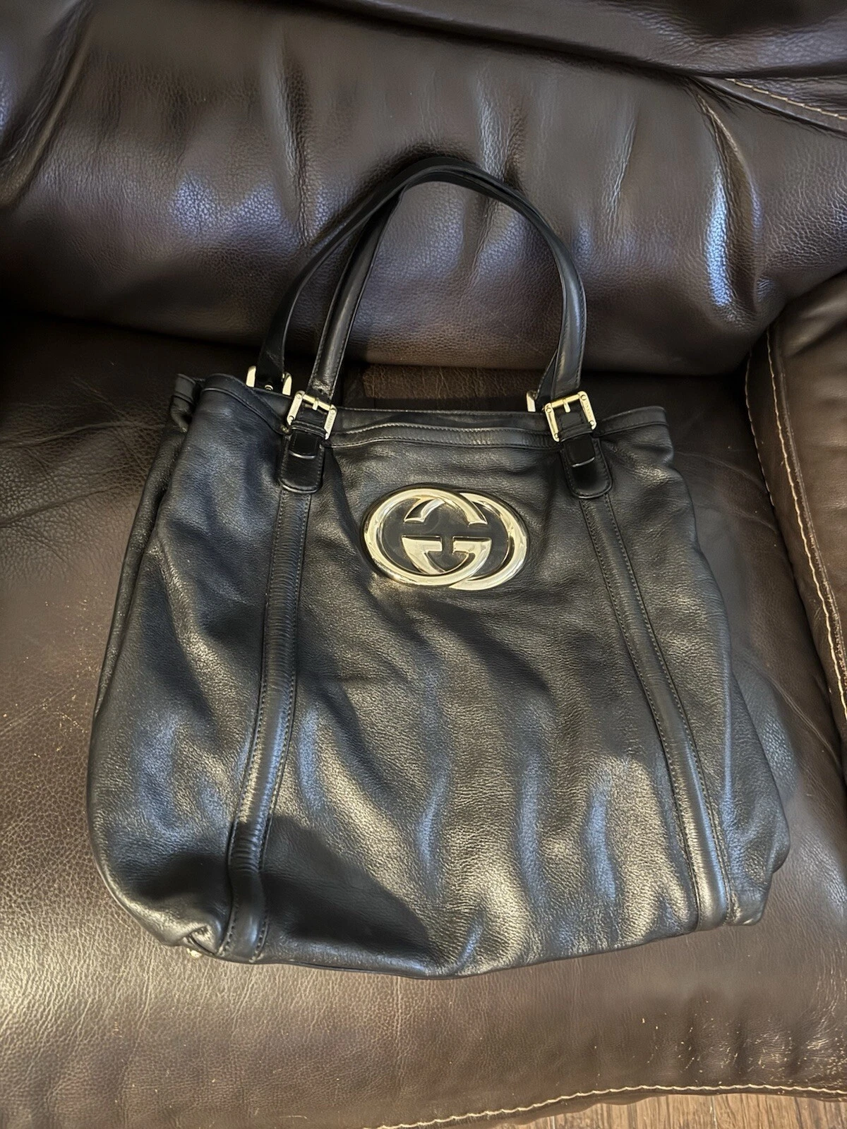 Sac à bandoulière fourre tout GUCCI GG 100% authentique. Occasion mais utilisé en douceur. Free S&H