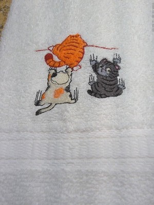Embroidered White Bathroom Hand Towel 3 Climbing Cats Scratching Wall HS2291