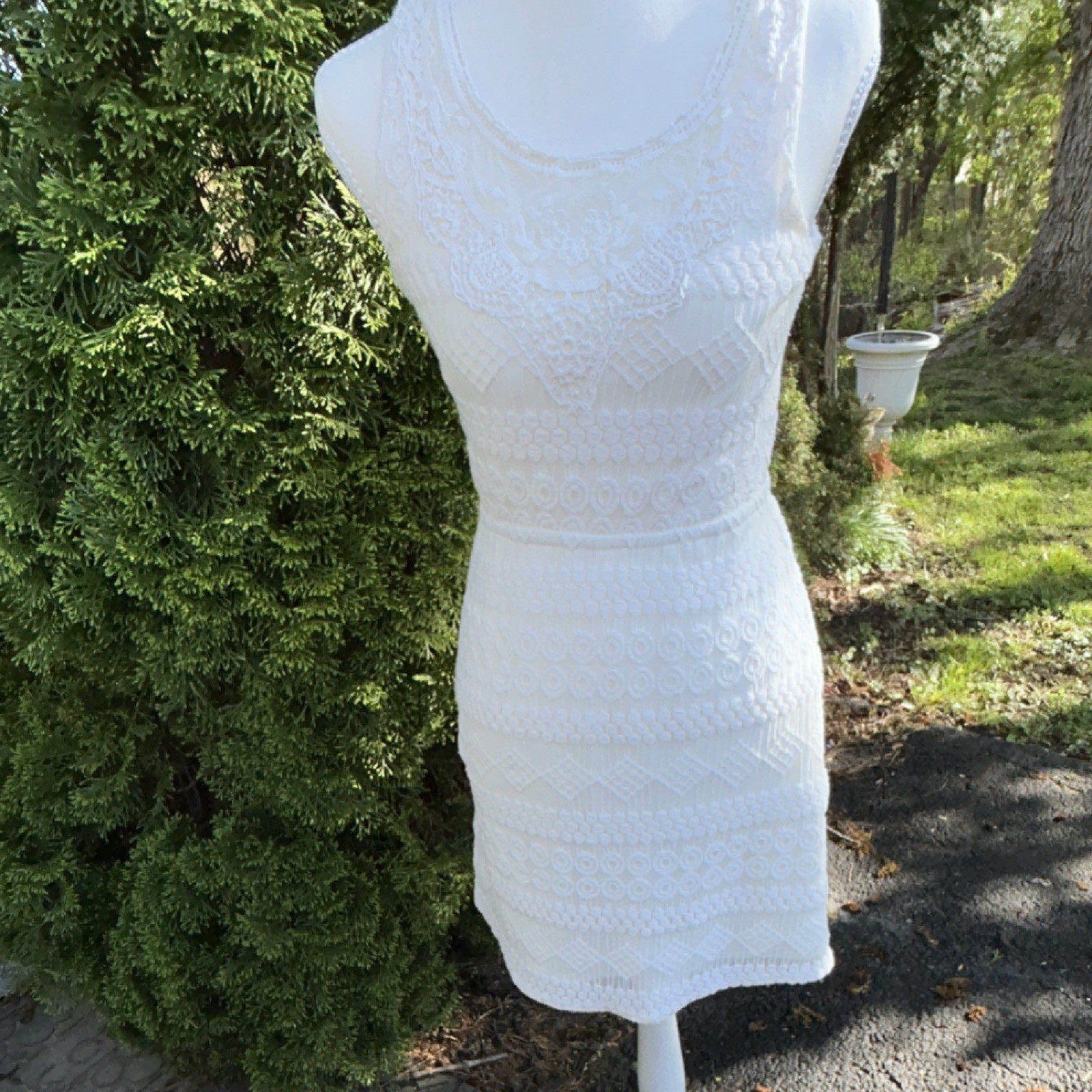 Xhilaration Lace Floral Sheath Dress Sleeveless Scoop Neck White Short