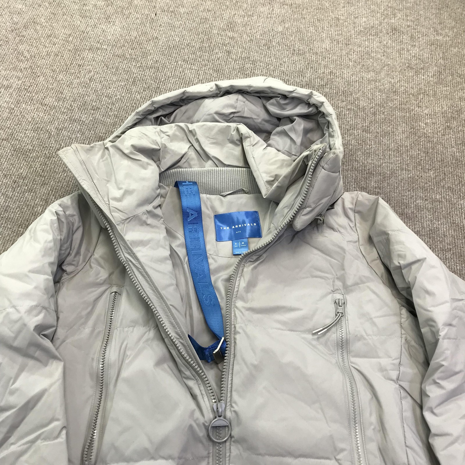 The Arrivals Puffer Jacket Mens Small Gray Hooded Down Coat NYC Modern Winter