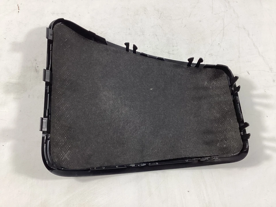 BMW 550i xDrive 2011-2016 cubierta trasera izquierda del lado del conductor cubierta de altavoz moldura OEM. Foto 2 de 4