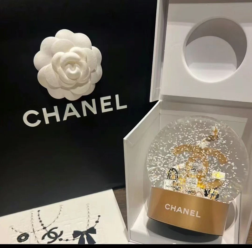 Chanel 2024 Bola de Cristal Globo de Nieve Nuevo Edición Limitada Foto 2 de 4
