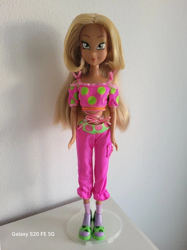 Winx Flora Trendy Winter 2005 Giochi Preziosi Doll - Imagen 1 de 3