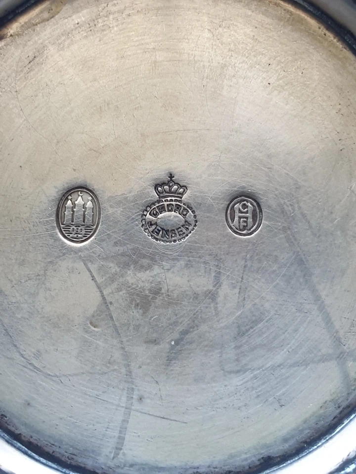 Georg Jensen. Taza de plata martillada con sello para 1929. Foto 3 de 4