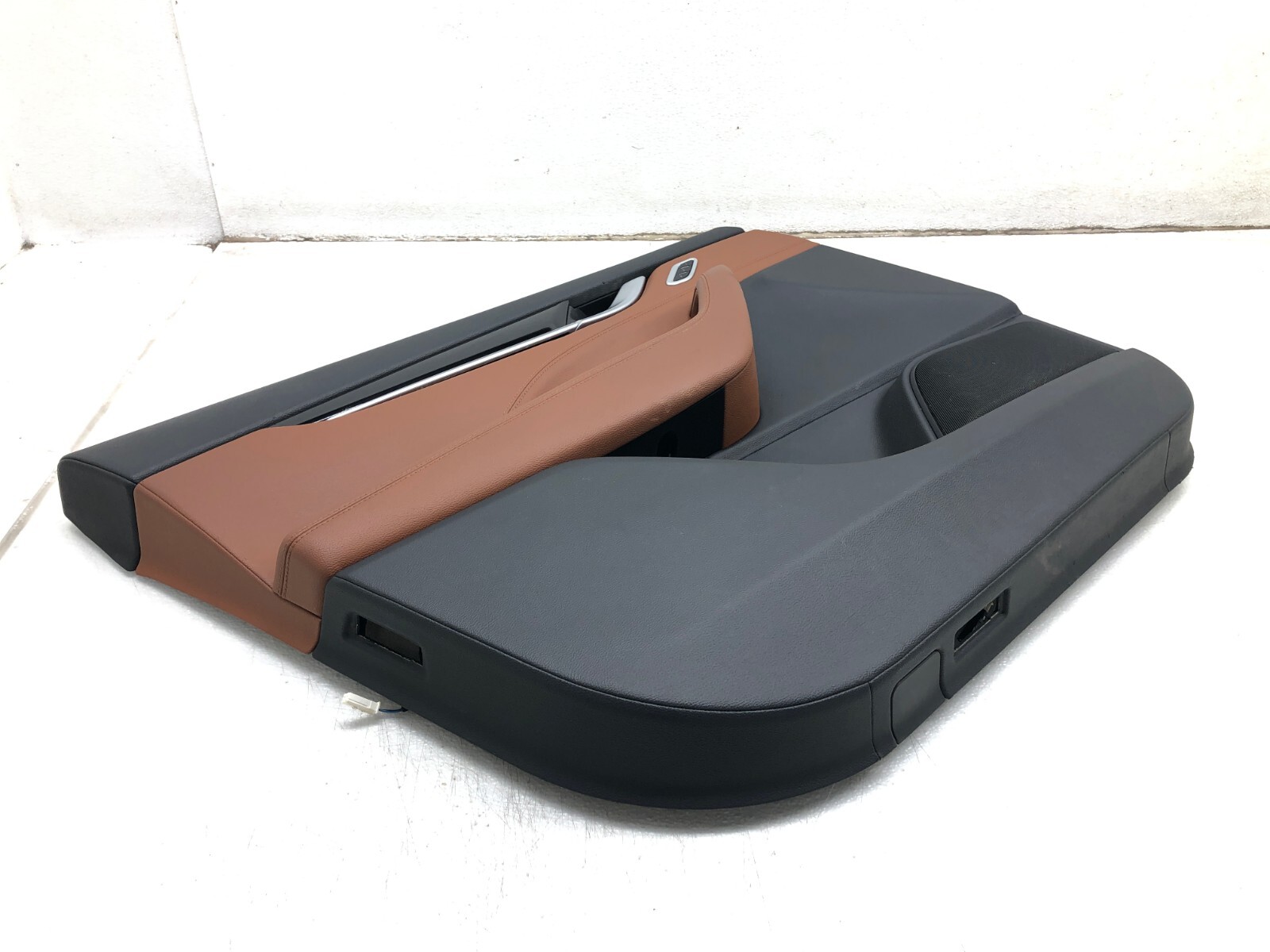 2017-2020 MASERATI LEVANTE LEFT DRIVER FRONT INTERIOR DOOR PANEL OEM CUOIO BROWN