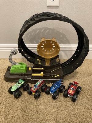 Hot Wheels Monster Trucks Epic Loop Playset & 4 Monster Trucks