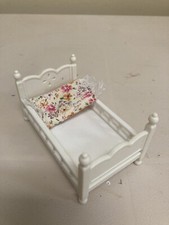 Epoch CALICO CRITTERS White Bed W Floral Pillow