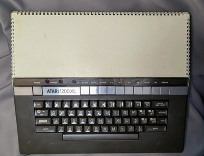 VTG Atari 1200XL Computer Game Console PARTS OR REPAIR ONLY,  it does power up