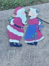Kissing Santa Claus & Mrs. Claus Metal Christmas Yard Garden Stakes