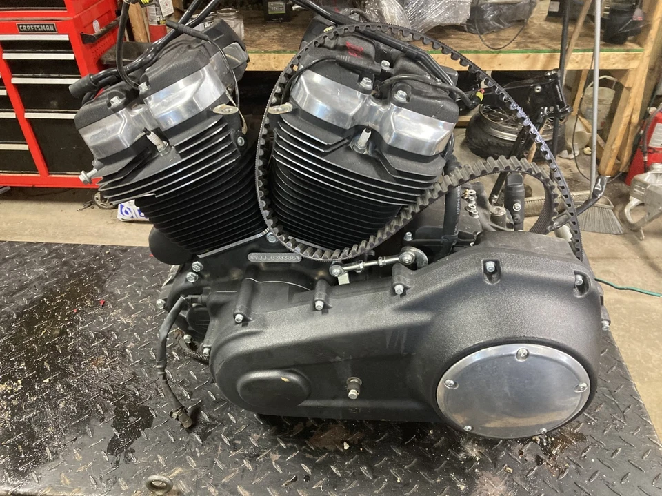 Harley Davidson Softail Street Bob 18 motor 107 ci Foto 3 de 4