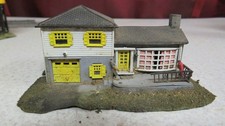 WHITE W/YELLOW TRIM SPLIT LEVEL DETAILED HOME HOUSE BUILDING BUILT N SCALE