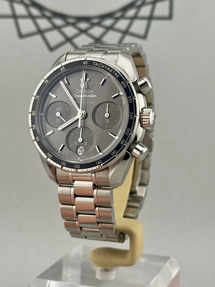 Omega Speedmaster 324.30.38.50.06.001, photo 2 of 5