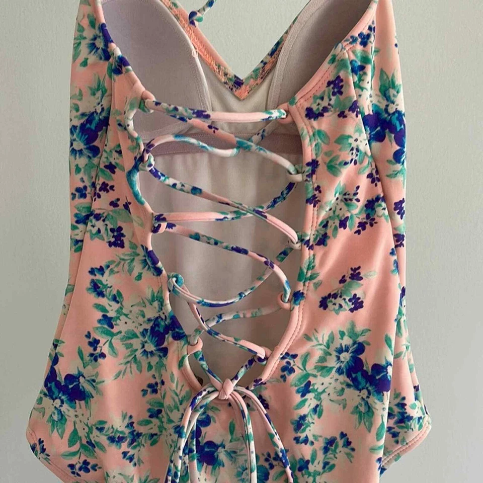 Traje de baño LA Hearts de una pieza con corbata abierta diseño floral talla pequeña usado Foto 4 de 4