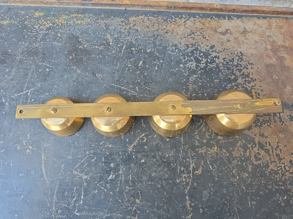 Campanas de trineo de latón antiguas carro cuatro campanas de latón y aplausos correa de metal  Foto 2 de 4