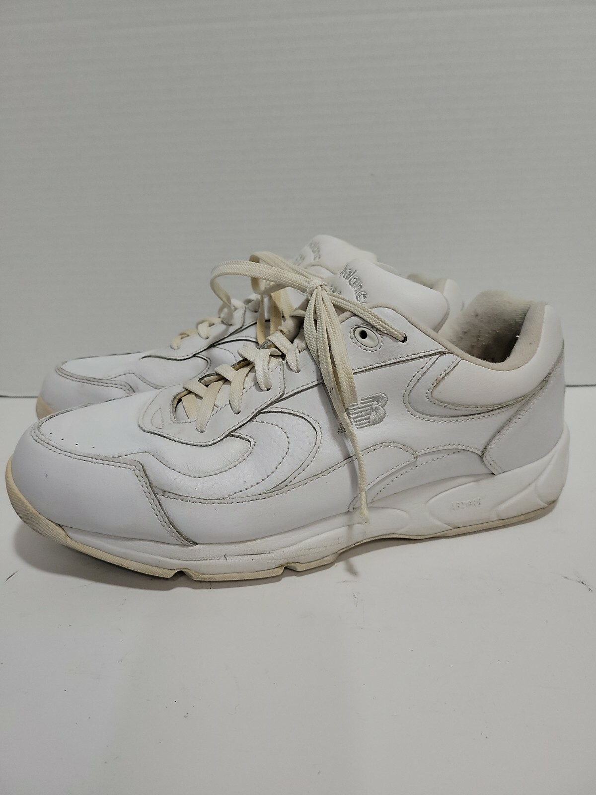 NEW BALANCE 572 WHITE LEATHER ATHLETIC 