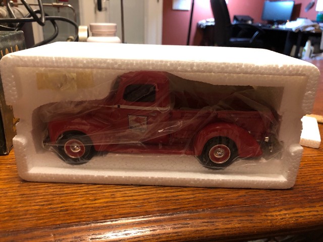 1995 Ertl Collectibles 1940 Ford Pickup Truck Red Diecast 125 Scale F272