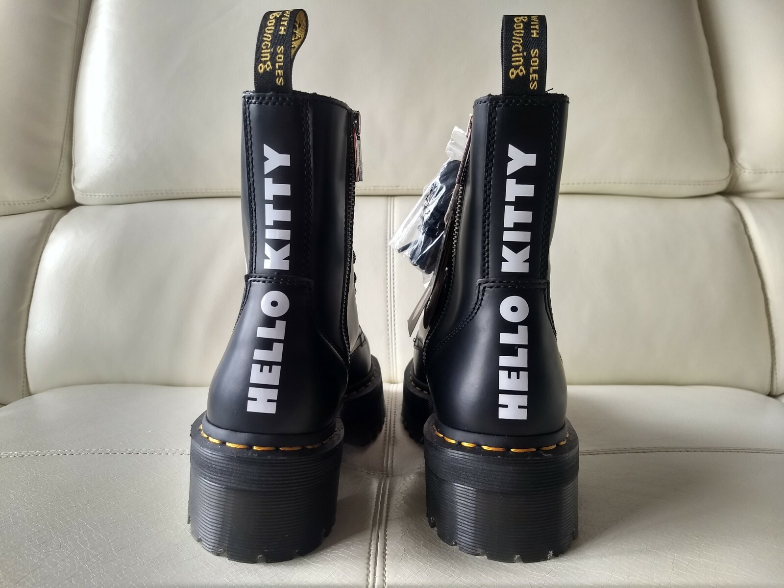 DOC DR. MARTENS HELLO KITTY JADON LEATHER BOOTS SIZE 7UK 2020 EDITION BRAND NEW image 4