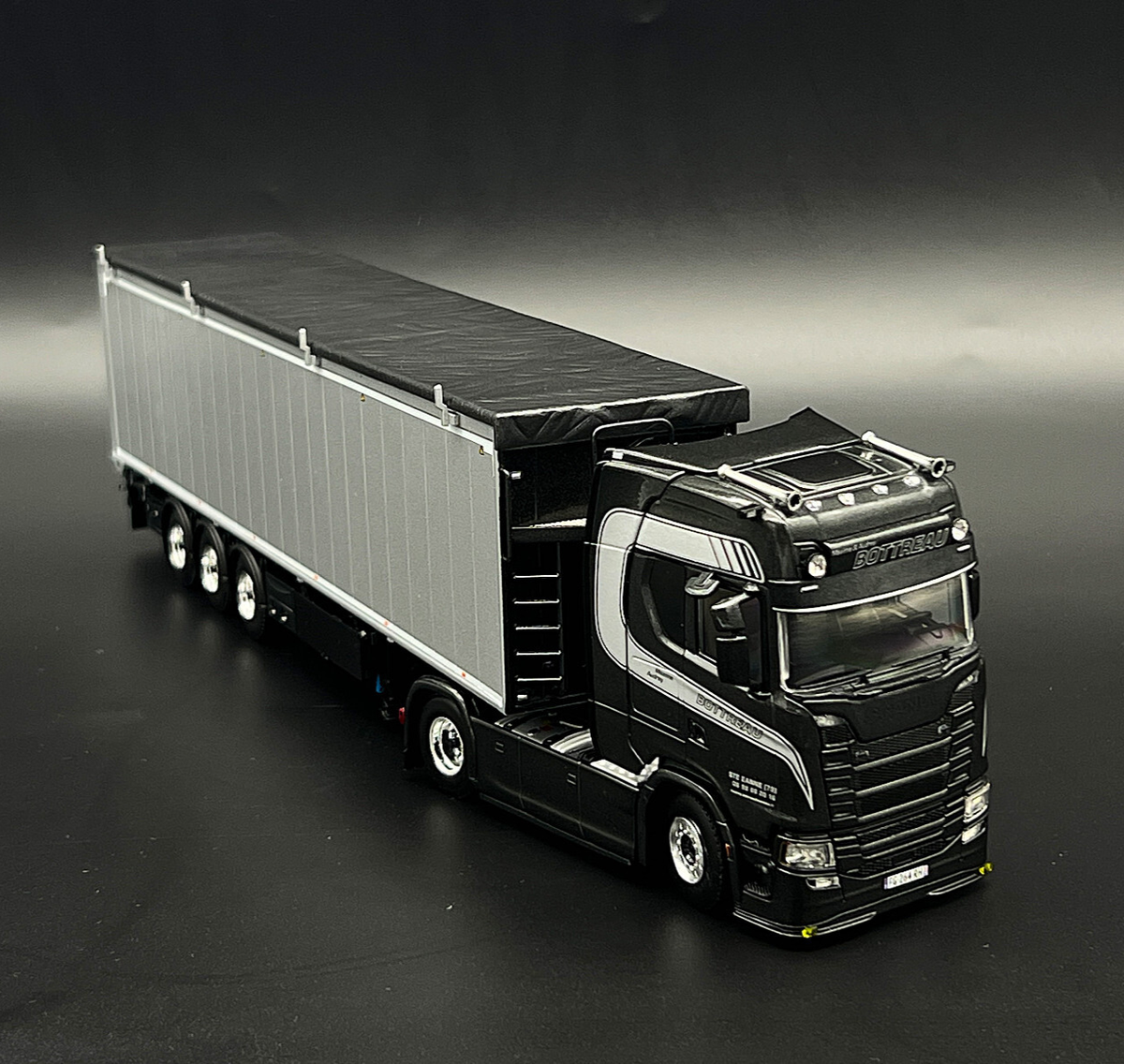 Scania S highline volume trailer 