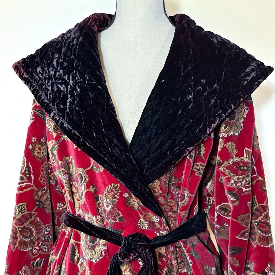 Bata de Terciopelo Floral Cachemira Roja Negra Etiqueta Dorada Victoria's Secret De Colección M/L Gruesa Foto 2 de 4