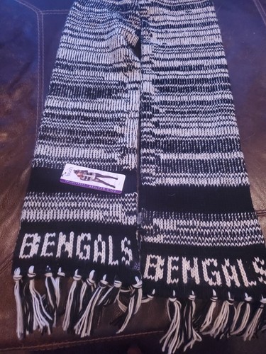 Touch by Alyssa Milano- Cincinnati Bengals - NFL Black/White Knit Unisex Scarf - Picture 3 of 6