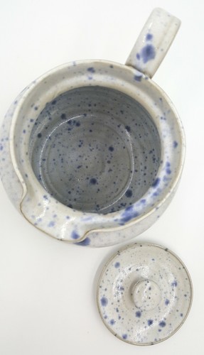 Handmade Pottery Pitcher Jug with Lid White Blue Speckled Country Farmhouse 6" T - Imagen 6 de 7