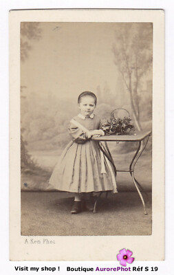 Petite fille en pied, accoudée - Anonyme | Musée d'Orsay