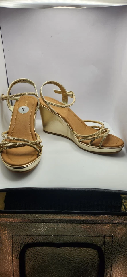 Sandalias Andiamo doradas con tiras y correa ajustable al tobillo talla 7M Foto 2 de 4