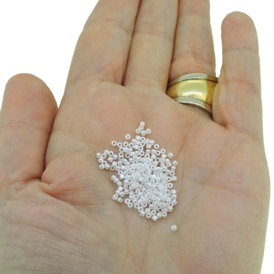 Miyuki Delica Contas de Semente Tamanho 11/0 Pérola Branca Ceilão Tubo de 7 Gramas (DB201) - Imagem 3 de 4