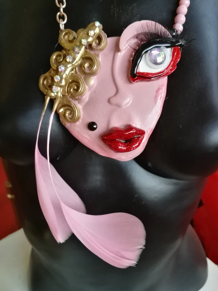 Cabeza de Muñeca Joyería Collar Colgante Minimalista Brutalista Modernista Mujer Cara Babero Foto 2 de 4