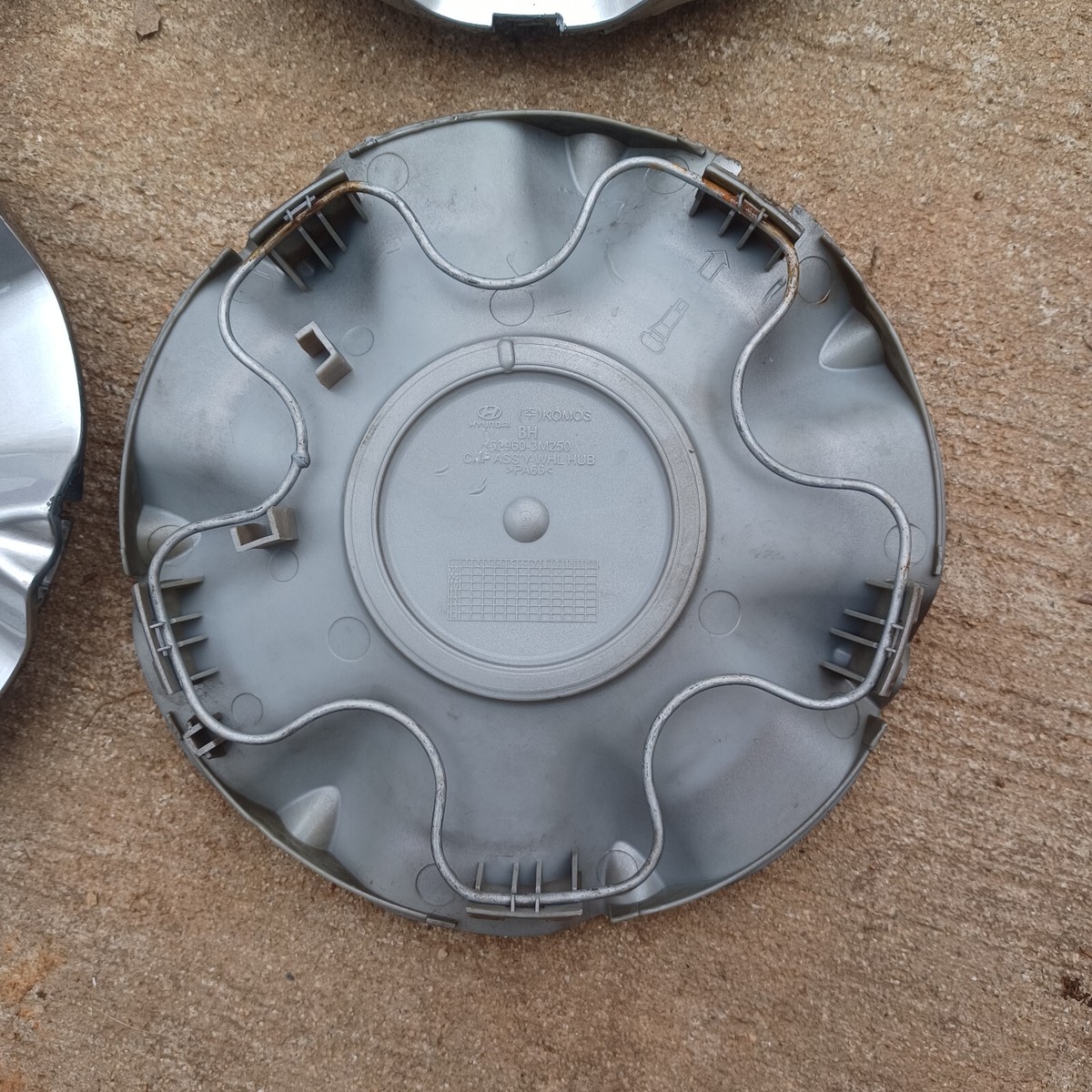 Hyundai Genesis center cap set of 4, 2009-2014 part number Hyundai Genesis center cap set of 4, 2009-2014 part number